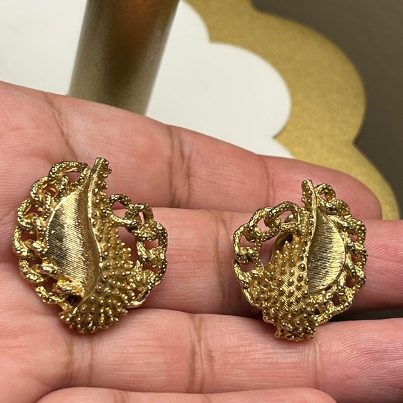 Vintage ART Clip On Earrings Gold Toned Spiky Shell And Chain Design - Picture 4 of 8